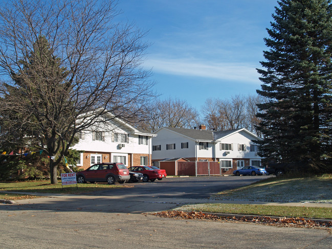 1133 Woodridge Dr in Grafton, WI - Foto de edificio - Building Photo