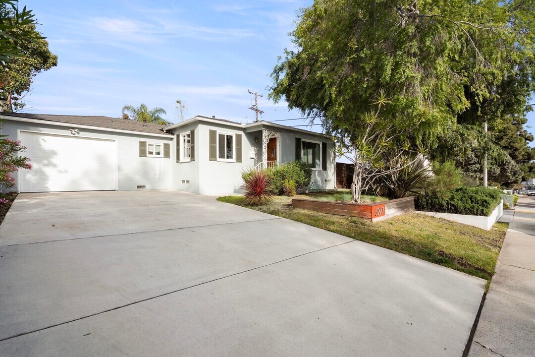5277 Cass St in San Diego, CA - Building Photo