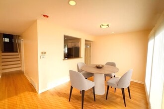 1042 W Central Rd in Mount Prospect, IL - Building Photo - Building Photo