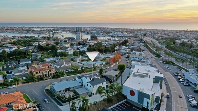 333 Holmwood Dr in Newport Beach, CA - Foto de edificio - Building Photo