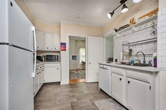 46 Garfield Ave, Unit 2 in Easthampton, MA - Building Photo - Building Photo