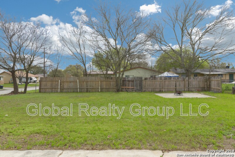 202 Ivy Ln in Universal City, TX - Building Photo