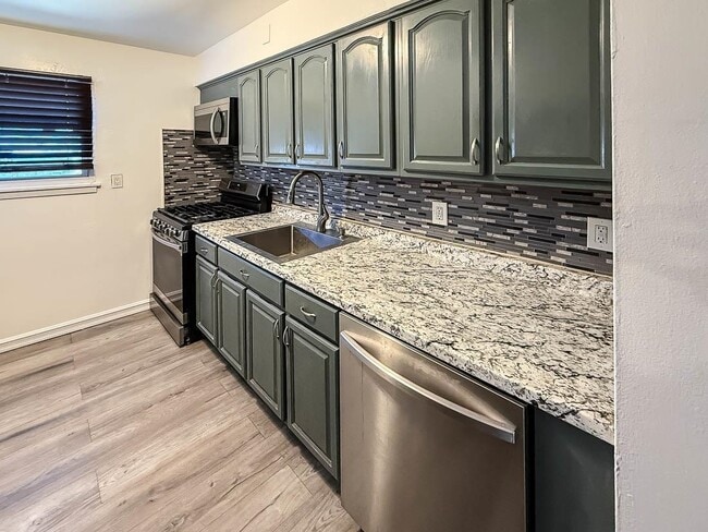 8 West Side Ave in Jersey City, NJ - Building Photo - Building Photo