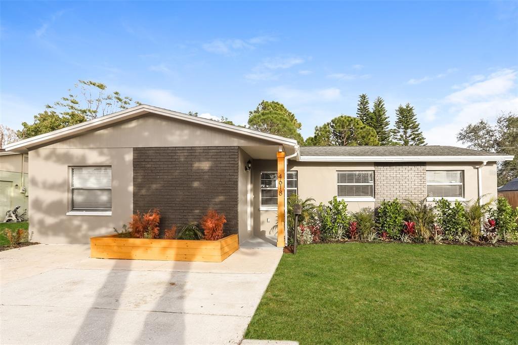 4618 Redfish Ln SE in St. Petersburg, FL - Building Photo