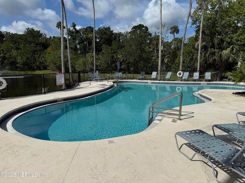 1800 The Greens Way in Jacksonville Beach, FL - Building Photo