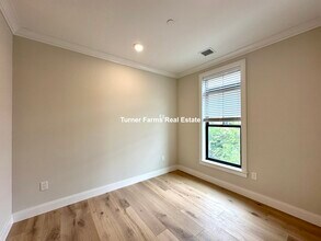 157 Everett St, Unit 303 in Boston, MA - Foto de edificio - Building Photo