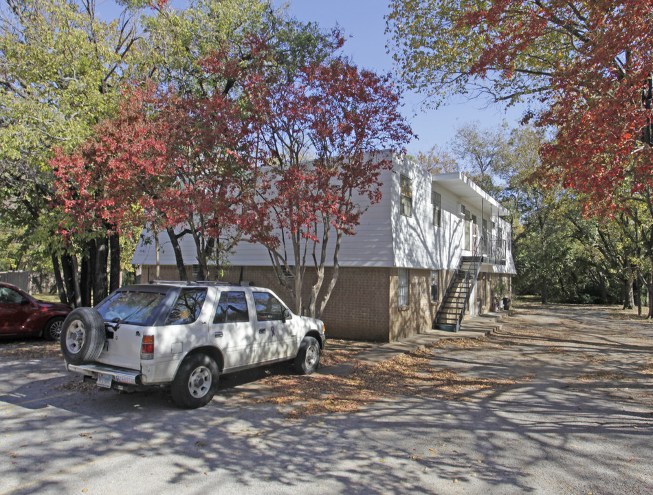 811 Oak St in Arlington, TX - Building Photo