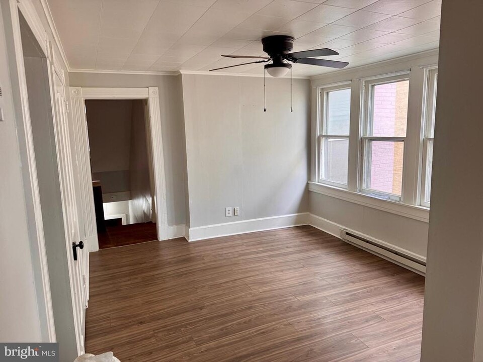 110 W Main St in Waynesboro, PA - Building Photo