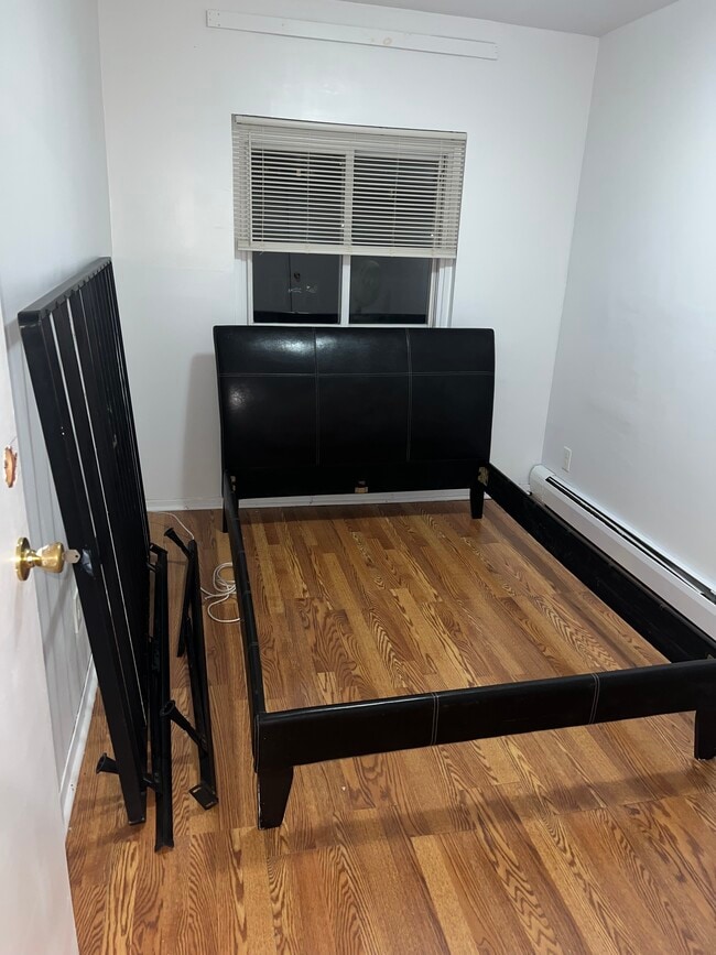 888 Jerome St, Unit 1room in Brooklyn, NY - Building Photo - Building Photo