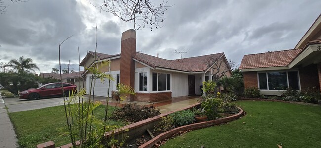 3102 S Baker St in Santa Ana, CA - Building Photo - Building Photo