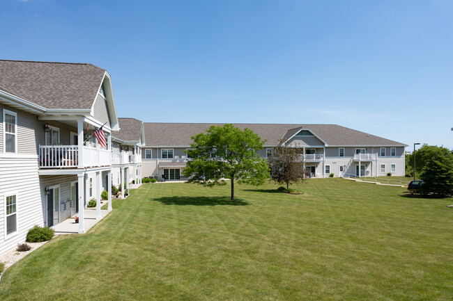 Clare Heights Senior Apartments in Milwaukee, WI - Foto de edificio - Building Photo