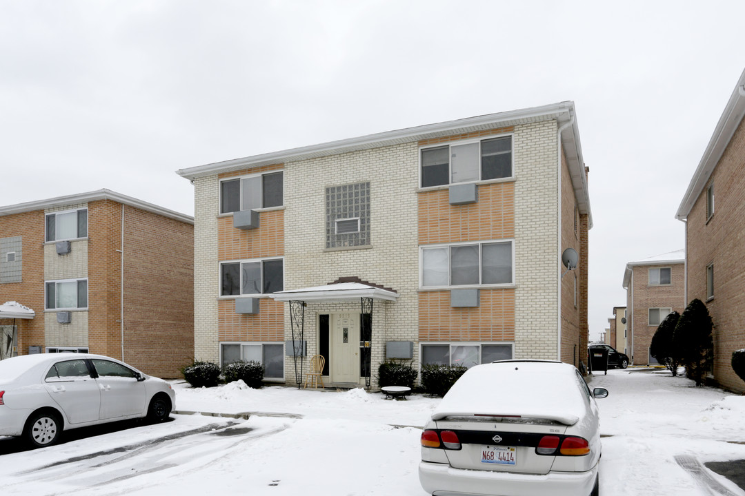 9215 Jill Ln in Schiller Park, IL - Building Photo