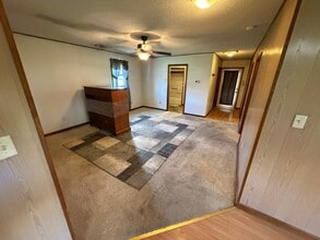 211 E Aaron Square in Aaronsburg, PA - Foto de edificio - Building Photo