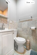 826 Ninth Ave in New York, NY - Foto de edificio - Building Photo