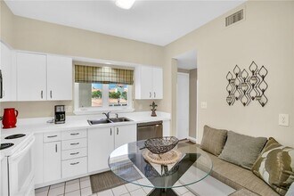 5040 Harmony Cir, Unit 205 in Vero Beach, FL - Building Photo - Building Photo