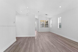 824 Sand Creek Cir in Weston, FL - Building Photo - Building Photo