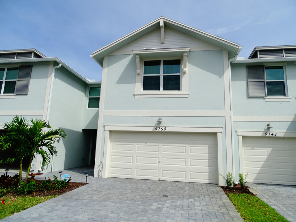 5750 SE Edgewater Cir in Stuart, FL - Building Photo