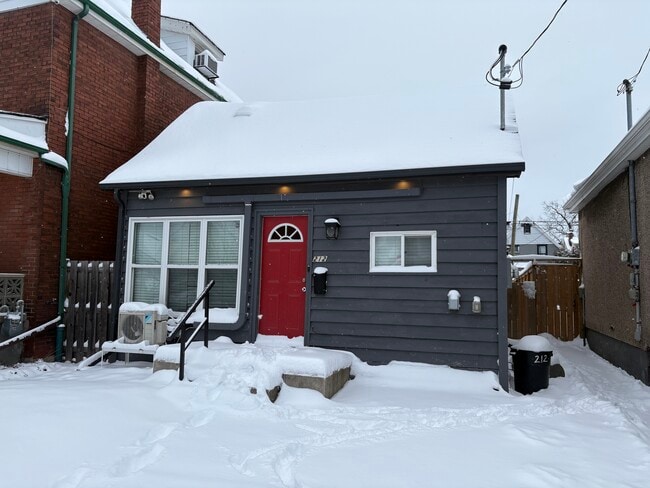 property at 212 Rosslyn Ave N