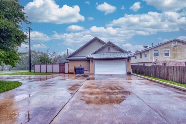 1002 Bayview Dr in Portland, TX - Building Photo - Building Photo