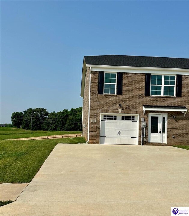 214 Dixon Cir in Vine Grove, KY - Building Photo