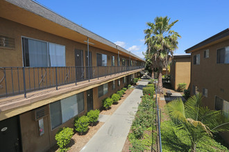 Universal Pointe Apartments in North Hollywood, CA - Foto de edificio - Building Photo
