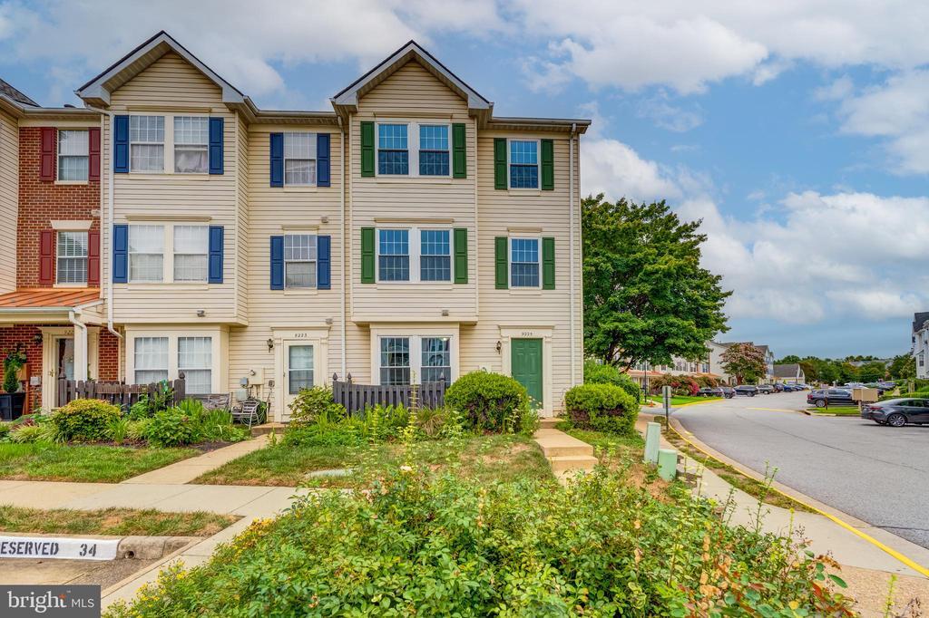 9225 Cardinal Forest Ln in Lorton, VA - Building Photo