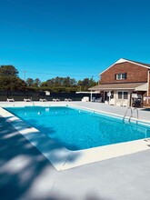 Cardinal Village Apartments in Jacksonville, NC - Foto de edificio - Building Photo