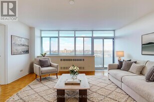 580 Christie St in Toronto, ON - Building Photo