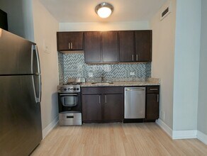 429 W Wellington Ave, Unit 5H in Chicago, IL - Building Photo - Building Photo