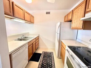 2664 S Knightsbridge Cir in Ann Arbor, MI - Building Photo - Building Photo