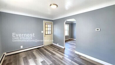 22024 Mac Arthur Blvd in Warren, MI - Building Photo - Building Photo