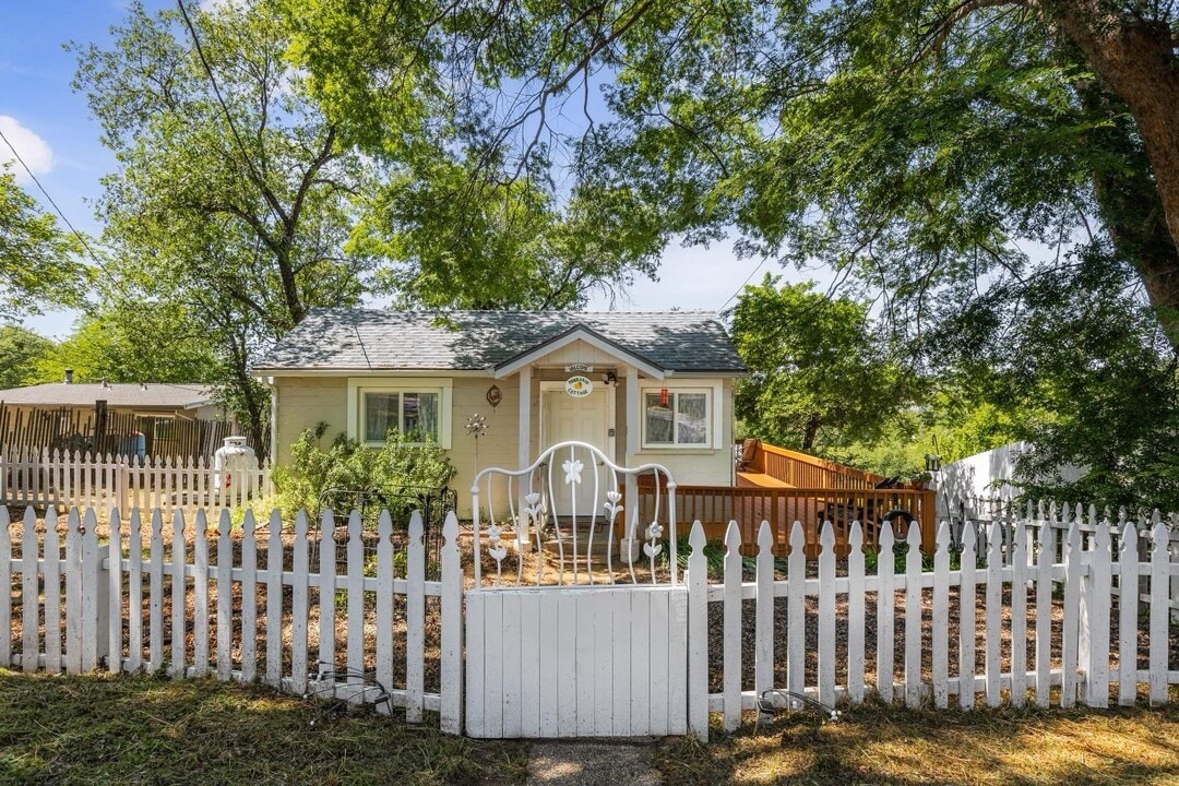 11321 Joeger Rd in Auburn, CA - Foto de edificio