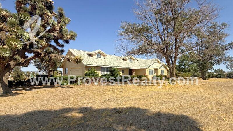 10184 Smoke Tree Rd in Hesperia, CA - Building Photo