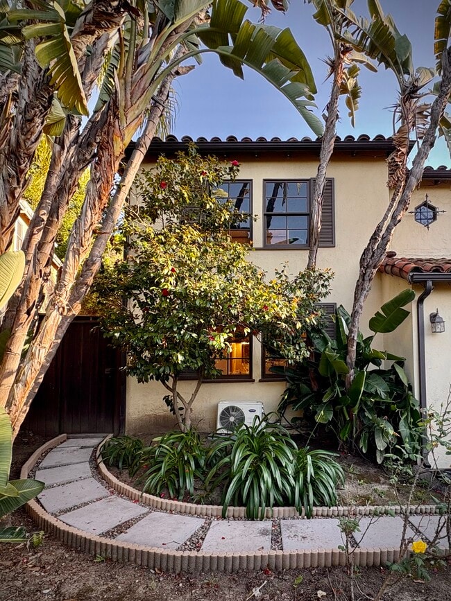 3746 Lankershim Blvd, Unit Guest House in Los Angeles, CA - Foto de edificio - Building Photo