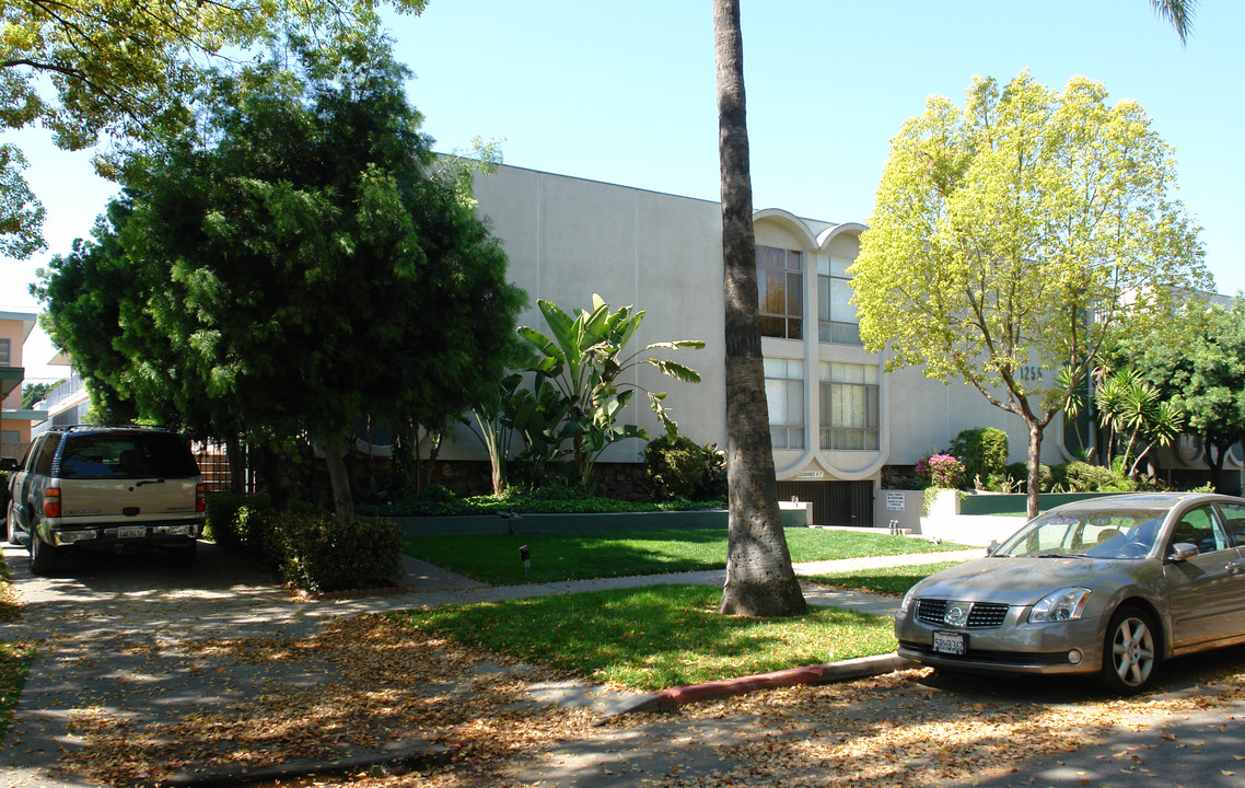 Glendale Court in Glendale, CA - Foto de edificio