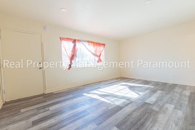 8318 Kansas Ave in Los Angeles, CA - Building Photo - Building Photo