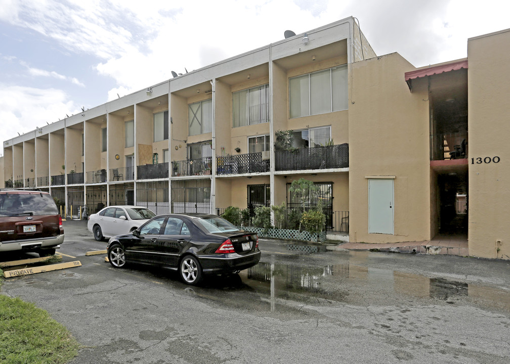 Bella Villas in Hialeah, FL - Foto de edificio