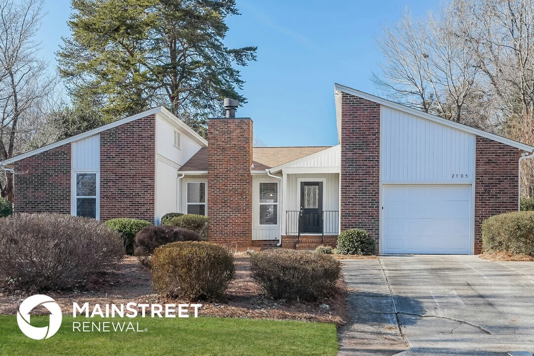 2705 New Garden Rd E in Greensboro, NC - Foto de edificio