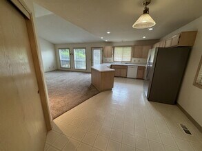 4469 SE Pennywood Dr in Milwaukie, OR - Building Photo - Building Photo