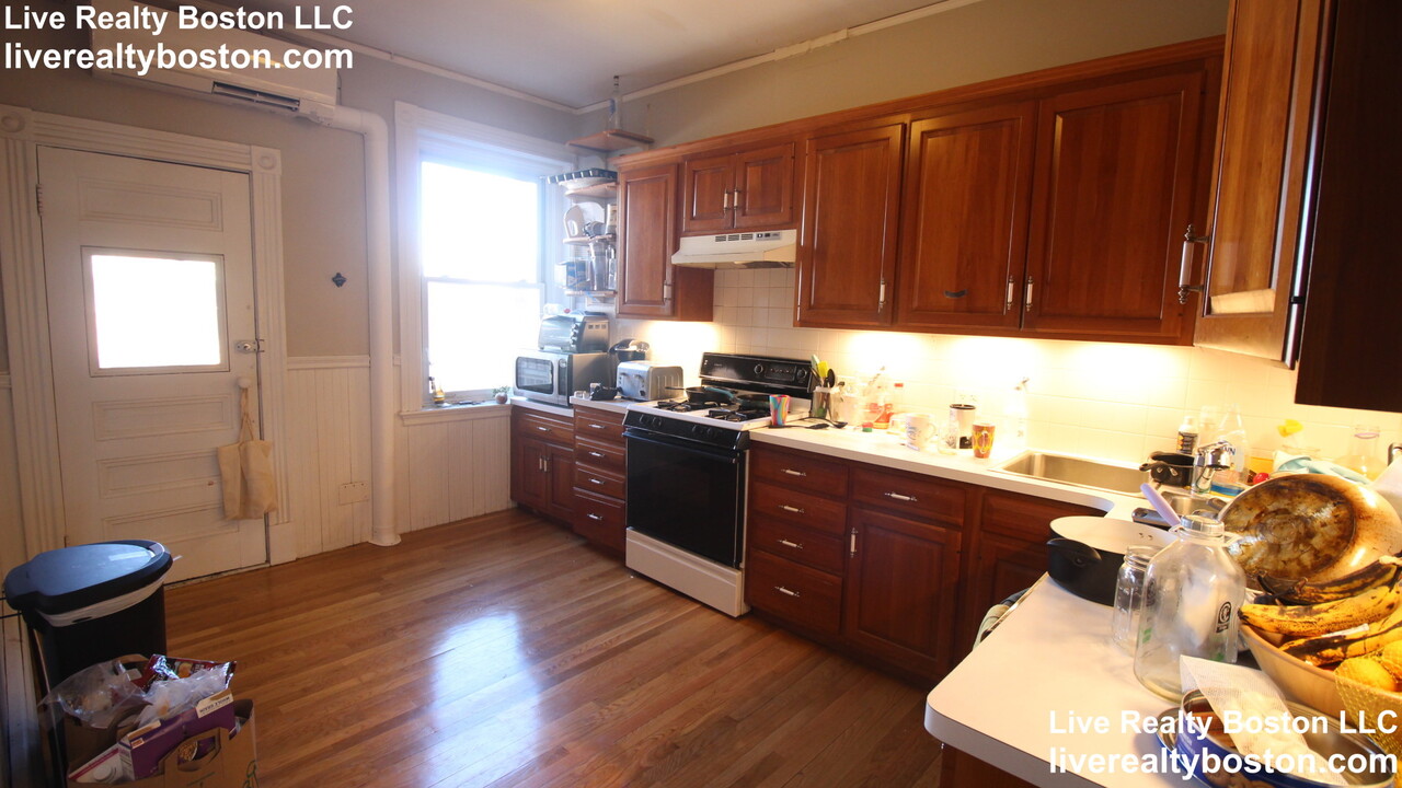 21 Euston St, Unit #3 in Brookline, MA - Building Photo