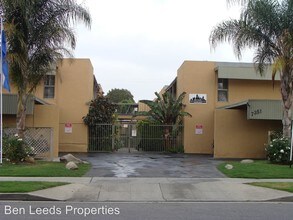 7351 Variel Ave in Canoga Park, CA - Building Photo - Building Photo