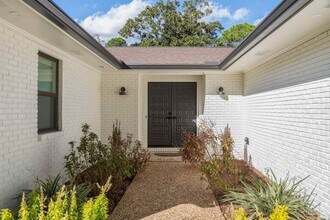 2540 Hallmark Dr in Pensacola, FL - Building Photo - Building Photo