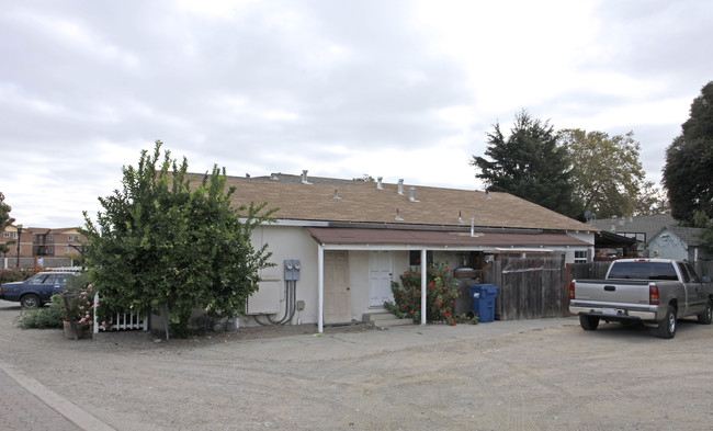 208 Semicircular Rd in Menlo Park, CA - Building Photo - Building Photo