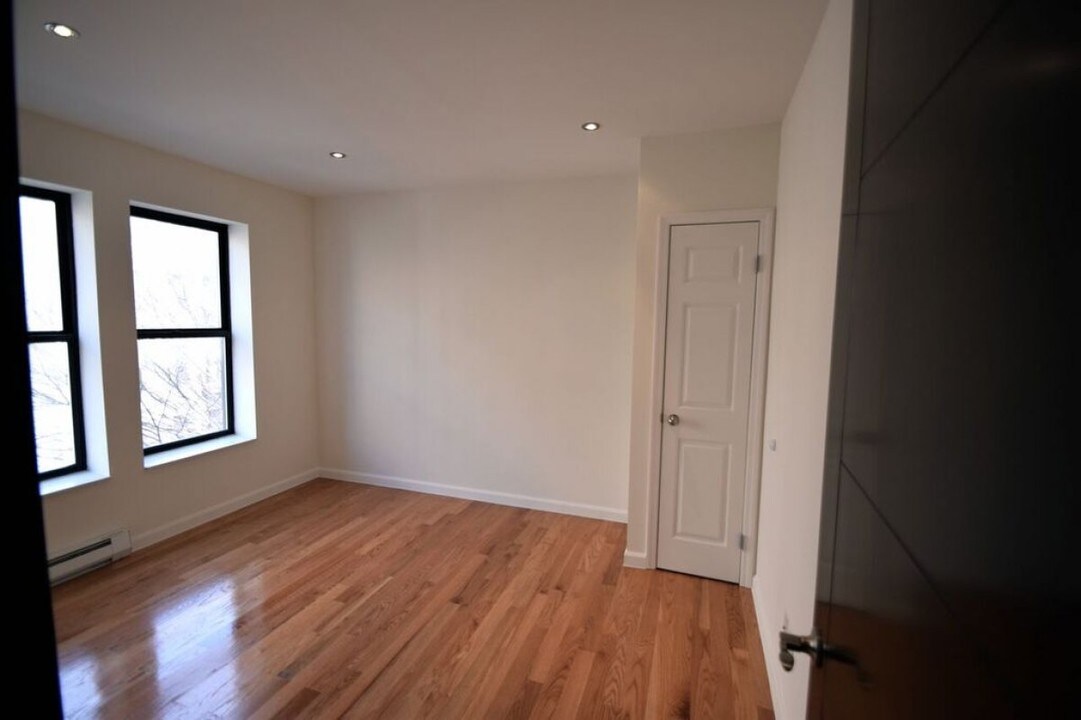 350 Manhattan Ave in New York, NY - Building Photo