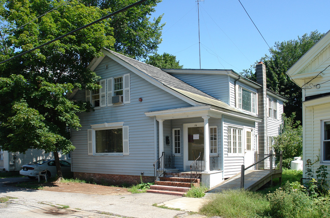 16 Pine St in Rochester, NH - Foto de edificio