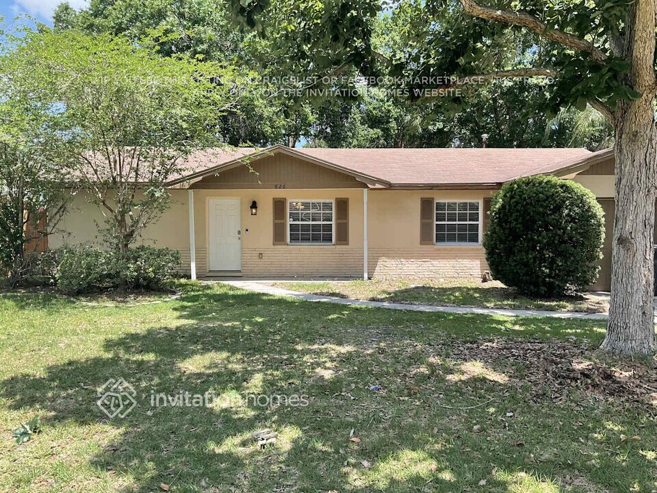 626 Huntington St in Brandon, FL - Foto de edificio