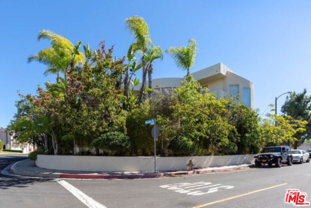 2470 Venus Dr in Los Angeles, CA - Foto de edificio