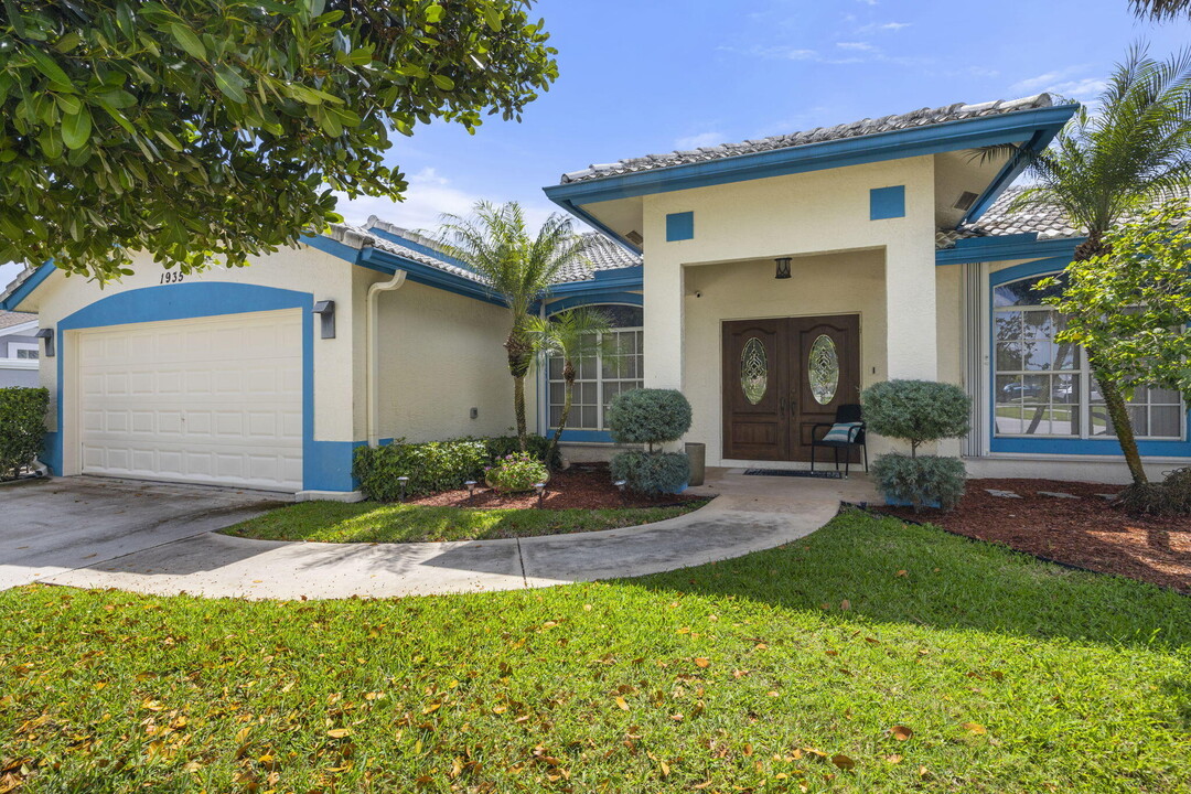 1935 Primrose Ln in Wellington, FL - Building Photo