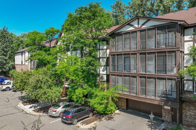 Valley Creek West in Golden Valley, MN - Foto de edificio - Building Photo