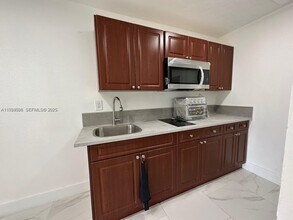 2320 SW 44th St in Fort Lauderdale, FL - Building Photo - Building Photo
